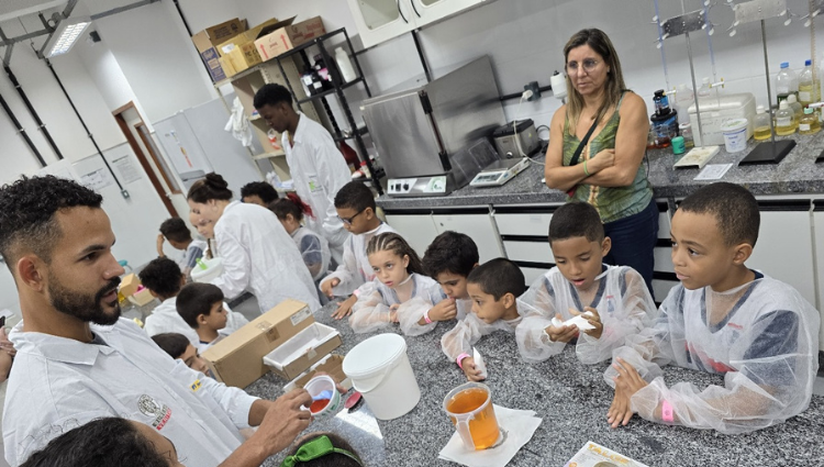 Projeto do Ifes transforma óleo usado em sabão e oportunidades
